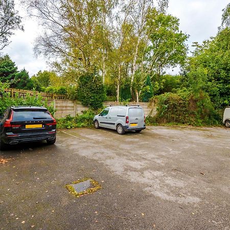 Manchester Comfortable 3 Bedroom House, Free Parking, Wifi & Disneyplus Уорсли Экстерьер фото