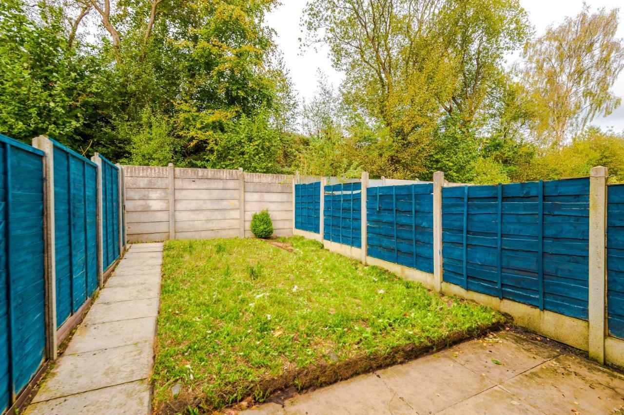 Manchester Comfortable 3 Bedroom House, Free Parking, Wifi & Disneyplus Уорсли Экстерьер фото