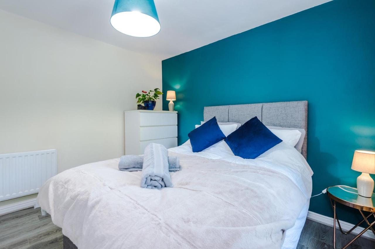 Manchester Comfortable 3 Bedroom House, Free Parking, Wifi & Disneyplus Уорсли Экстерьер фото