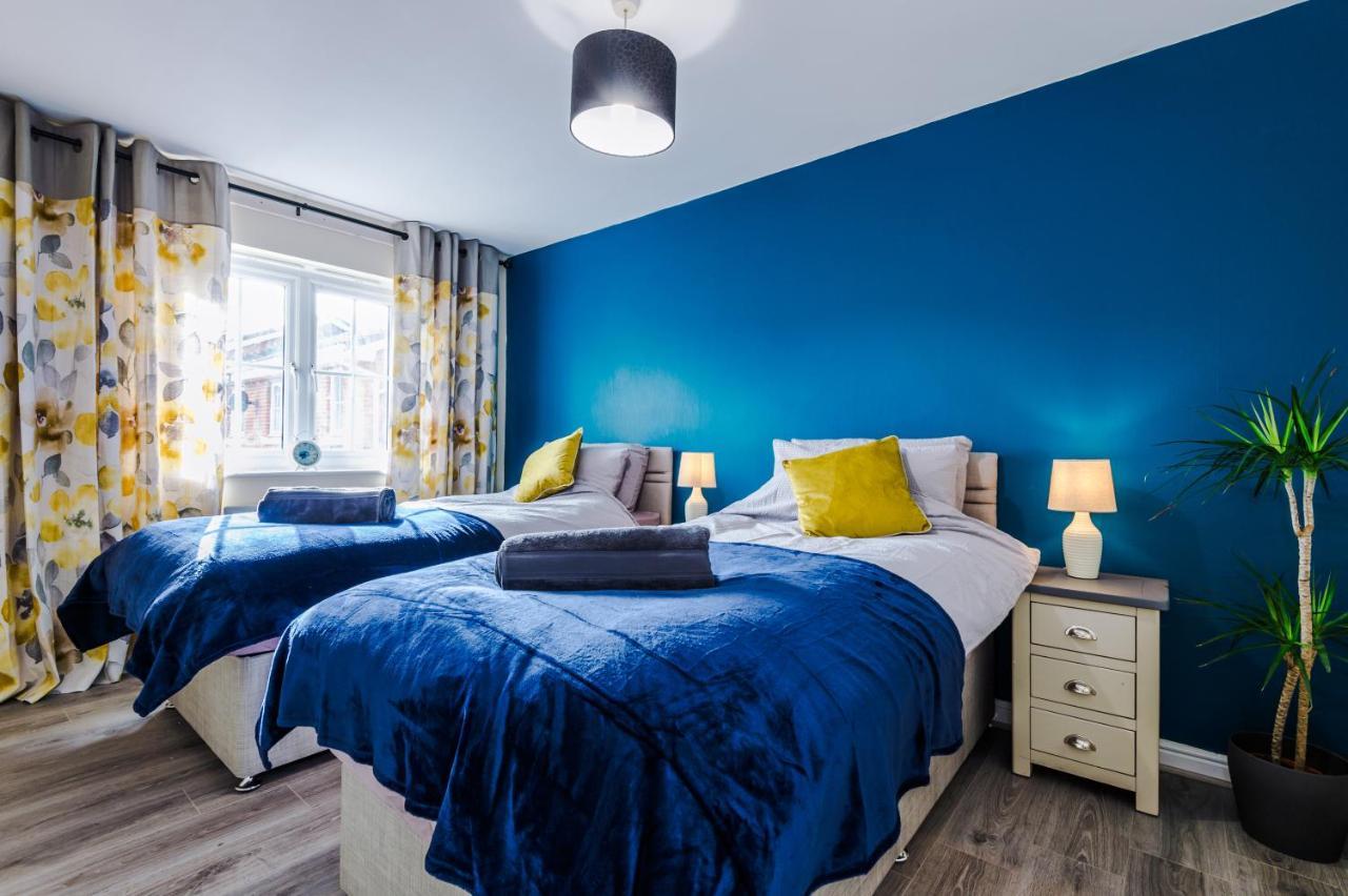 Manchester Comfortable 3 Bedroom House, Free Parking, Wifi & Disneyplus Уорсли Экстерьер фото