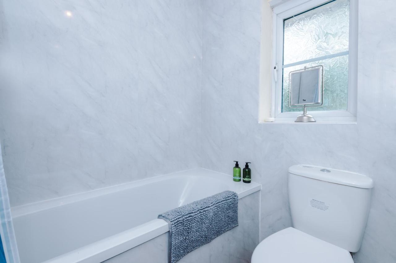 Manchester Comfortable 3 Bedroom House, Free Parking, Wifi & Disneyplus Уорсли Экстерьер фото