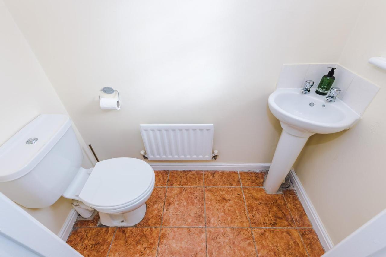 Manchester Comfortable 3 Bedroom House, Free Parking, Wifi & Disneyplus Уорсли Экстерьер фото