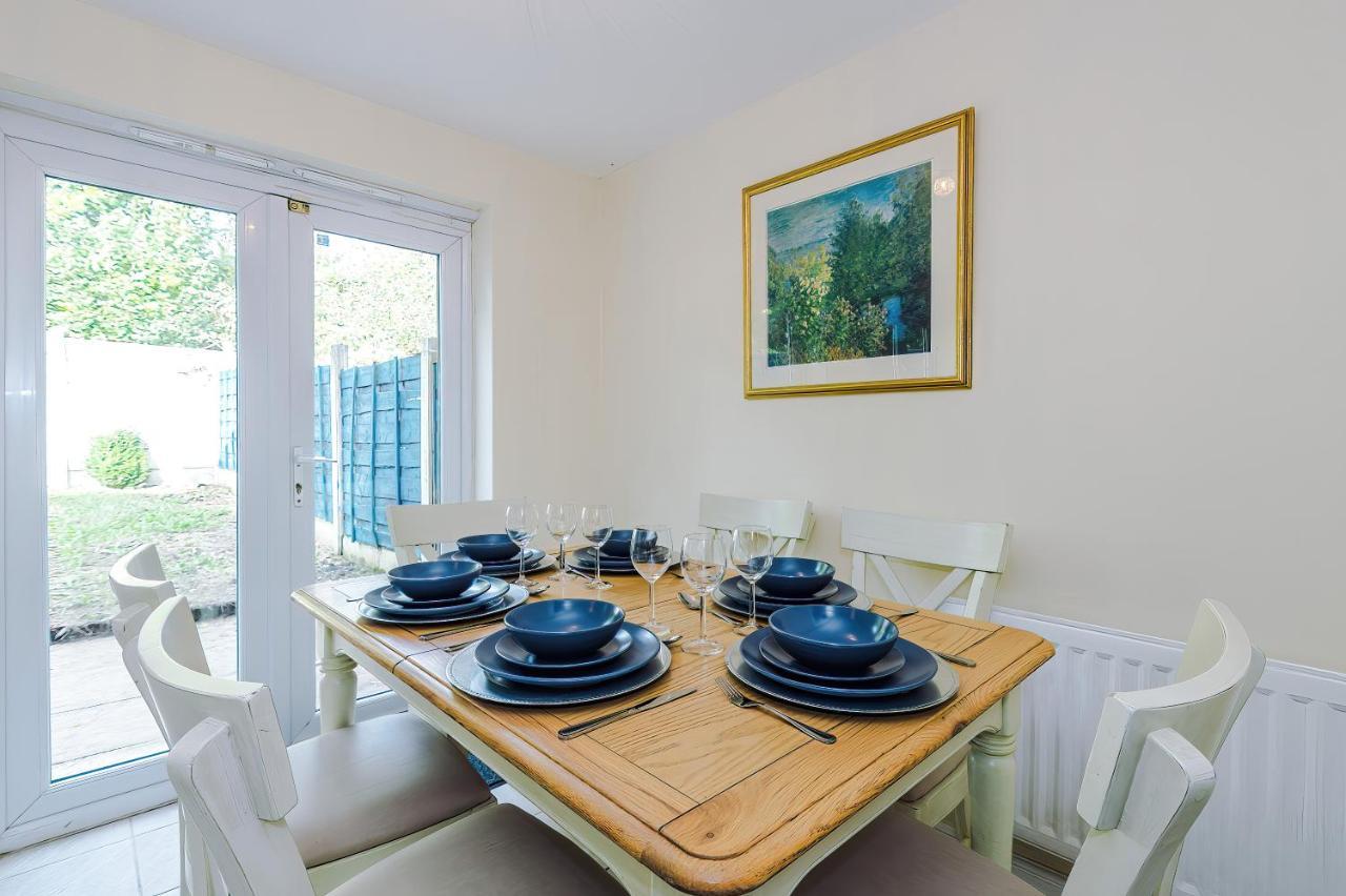 Manchester Comfortable 3 Bedroom House, Free Parking, Wifi & Disneyplus Уорсли Экстерьер фото