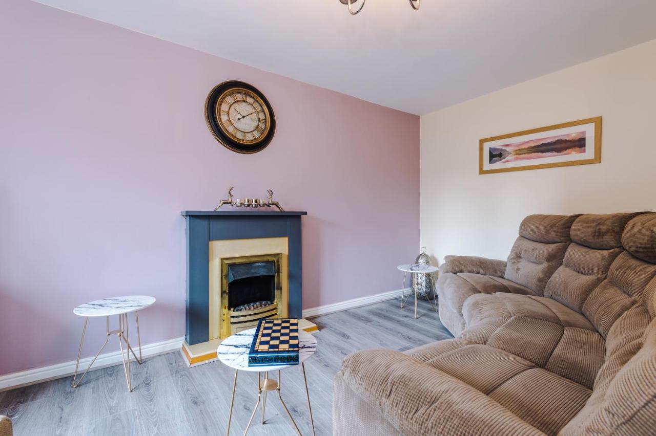 Manchester Comfortable 3 Bedroom House, Free Parking, Wifi & Disneyplus Уорсли Экстерьер фото
