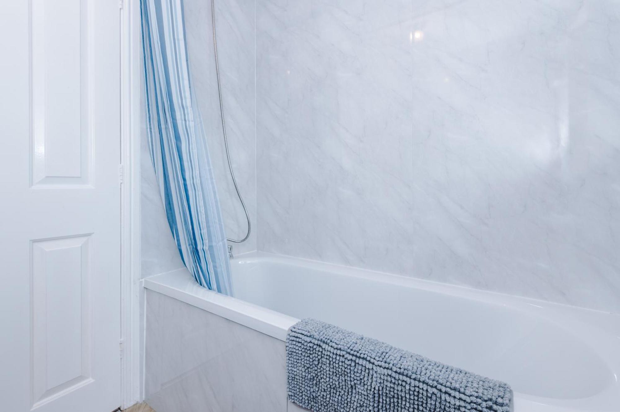 Manchester Comfortable 3 Bedroom House, Free Parking, Wifi & Disneyplus Уорсли Экстерьер фото