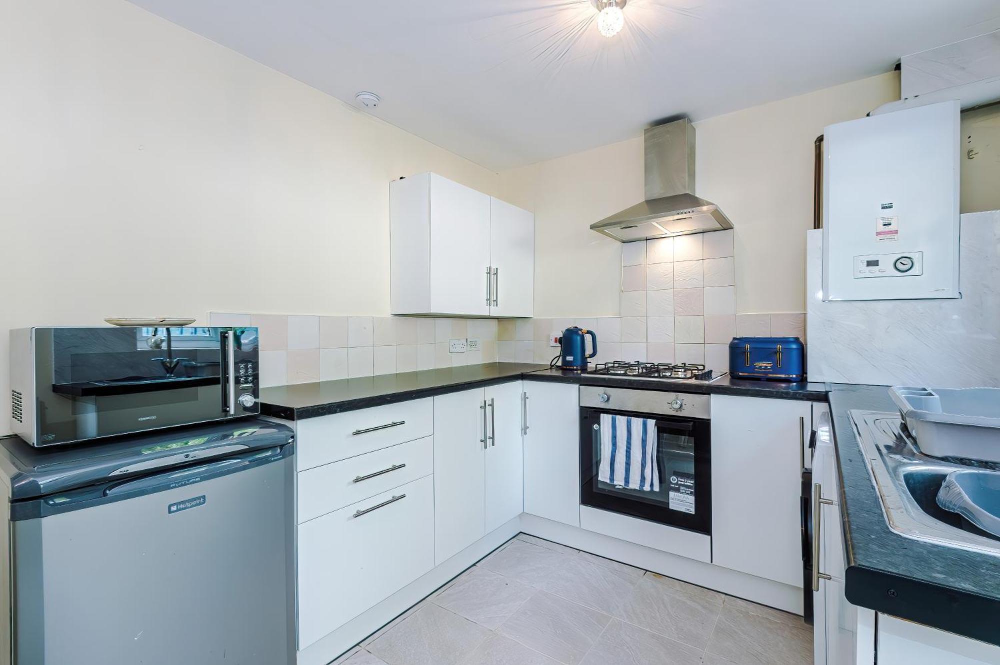 Manchester Comfortable 3 Bedroom House, Free Parking, Wifi & Disneyplus Уорсли Экстерьер фото
